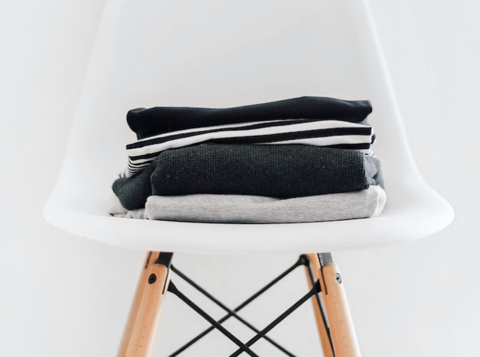 Roupas dobradas em uma cadeira